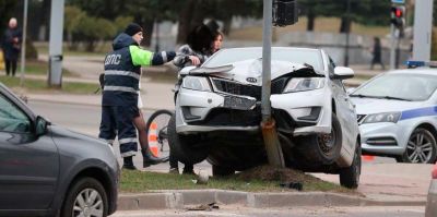В Гродно водитель легковушки заехал на светофор возле Радиоволны. Комментарий ГАИ