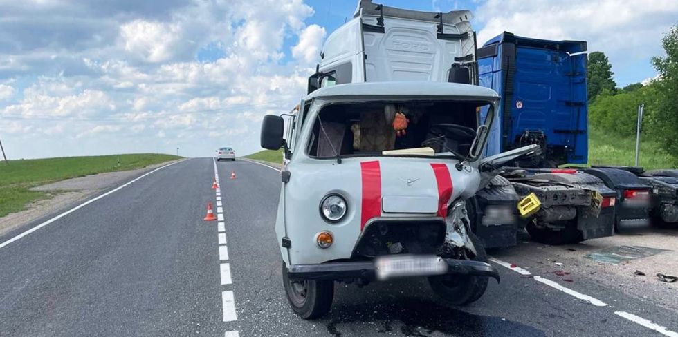 Под Новогрудком водитель "Буханки" врезался в тягач. Ее развернуло на 180°. Водитель в больнице