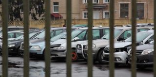 Работник автосалона "покупал" машины у белорусов. Итог – 60 потерпевших, ущерб – 400 тысяч рублей