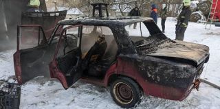 В гараже загорелись "Жигули". Причина банальна: возле печки-буржуйки находился склад горючих материалов