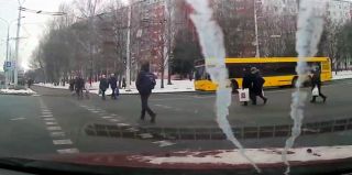 "Внесли в базу с предупреждением" за непропуск пешеходов. Водитель не согласна