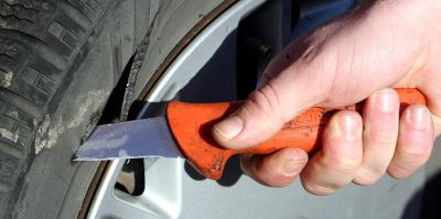 Пьяный пенсионер повредил ножом 5 автомобилей в Гродно