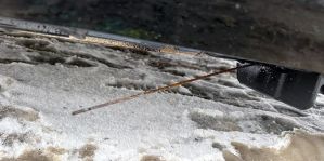 "Длинные спицы лежат на дороге. Могут и в шины поприлетать". Водители гадают, что это