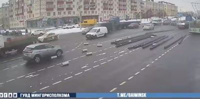 У вас еще нет фобии ездить за гружеными грузовиками? Посмотрите видео