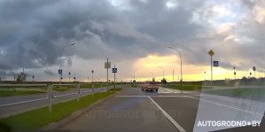 Налево – с правой, направо – с левой. Странное поведение водителя BMW попало на видео. ГАИ дала оценку