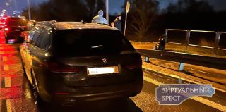 Люди бьют друг другу лица. Из-за огромной очереди домой на границе возникают конфликты