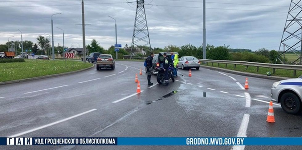 На кольце Тавлая водитель автомобиля не заметил мотоциклиста. Уходя от столкновения, тот "положил" мотоцикл