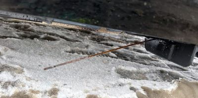 "Длинные спицы лежат на дороге. Могут и в шины поприлетать". Водители гадают, что это