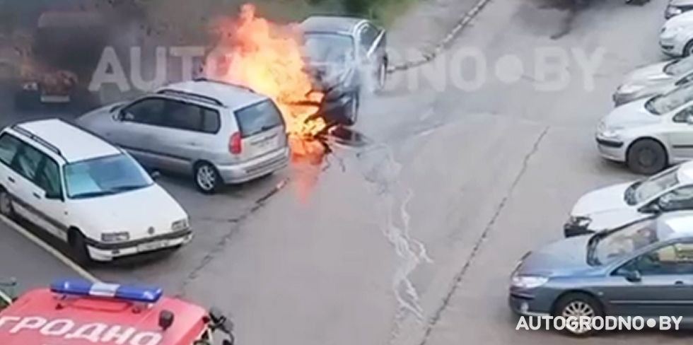 На Клецкова горел Citroen. Досталось и припаркованному рядом Mitsubishi