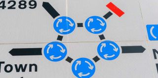 А вы смогли бы проехать по этой развязке? Показываем кольцо, которое ненавидят водители, но обожают туристы