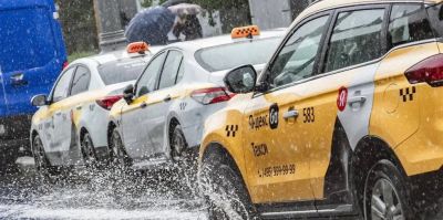 Отмена у подъезда и поездки "с крюками": жители областного города – о работе такси