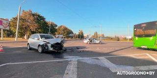 На площади Декабристов разбили SEAT и повредили автобус