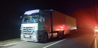 Вечером на М6 фура наехала на человека: тот лежал в правой полосе. Умер на месте