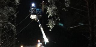 В Беларуси из-за налипания снега повреждаются линии электропередач. Энергетики предупреждают: "Не подходите к ним ближе 8 метров"