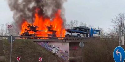 В Германии на ходу сгорел автовоз с электромобилями, которым управлял белорус