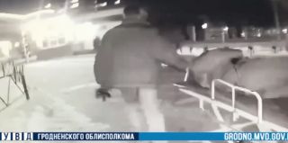 По дороге на Августовский канал водитель встретил человека у дороги. У него была травма головы – требовалась помощь