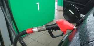 Водитель пытался откупиться от милиционера за украденное у предприятия топливо