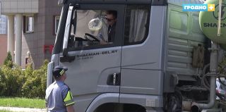 Водители большегрузов не объезжают мост на Поповича и нарушают ПДД. "Решил сократить путь", – так звучит основная причина