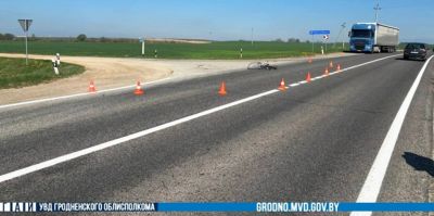 Велосипедист выехал со второстепенной не глядя. Фото легковушки с места ДТП позволяет предположить силу удара