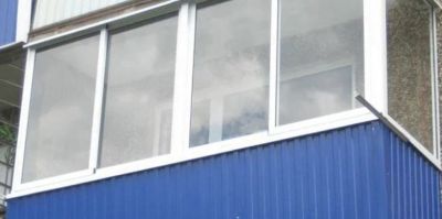 Бабуля с балкона выкинула ботинки на припаркованный автомобиль. Соседи подтвердили