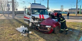 Смертельная авария в Гродно: скорая проехала на красный и ударила Nissan. Погибла девушка