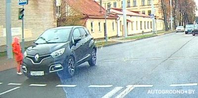 В Гродно на улице Дзержинского едва не сбили ребенка. Читатель прислал видео