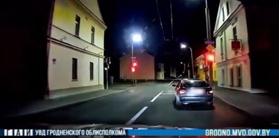 В центре Гродно водитель выехал на красный и едва не угодил в ДТП. За его авто двигался автомобиль ГАИ. Чем закончилось?