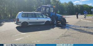 Трактор не пропустил Renault на перекрестке. В ДТП у Квасовки под Гродно пострадал ребенок