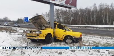 Серьезная авария на М6: AUDI сложило пополам о билборд. Молодой водитель в БСМП
