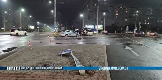 На Дубко Seat снес светофор: водителю стало плохо