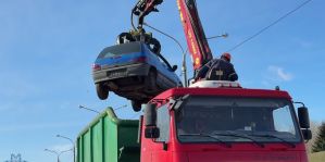 А кто-то и ездил бы: в Минске в контейнер выбросили семь авто – видео