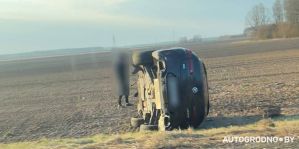 Ночью BMW врезался в отбойник и вылетел с трассы М6 в поле. Скорее всего – водитель уснул