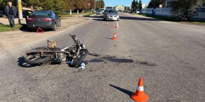 Мопед въехал в легковушку в Слониме. ГАИ: "Неправильно выбрал дистанцию"