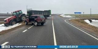 Под Волковыском тракторист выехал на главную дорогу и врезался в "Ладу". Водитель легковушки – в больнице