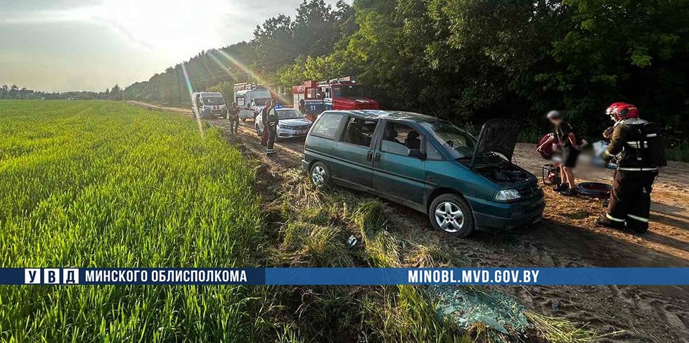 Под Пуховичами погиб водитель. Его выбросило из автомобиля и придавило