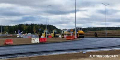 На перекрёстке в Ольшанке перекрыли движение. На место прибыли 4 катка и 2 асфальтоукладчика – идут серьёзные работы. Проезд уже открыт