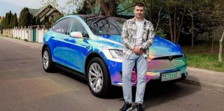 Владелец ослепительной Теслы из Бреста: "Знаю номера эвакуаторов наизусть, уж очень дорого она обходится"