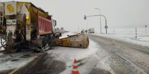 На М6 гродненская маршрутка столкнулась со снегоуборочной машиной