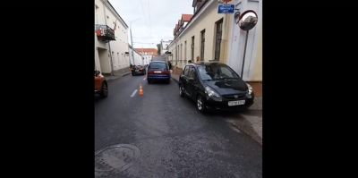 Honda от удара ушла в угол здания. На Кирова случилось ДТП, из-за которого центр Гродно застрял в пробке