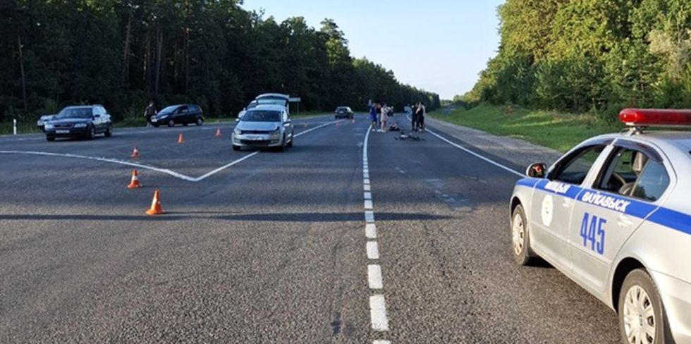 Водитель VW резко тормозил, но избежать столкновения не удалось. В Волковысском районе серьезно пострадал велосипедист