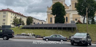 Напротив Драмтеатра устанавливают трибуны для зрителей дрифта. Места на трибунах платные