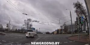 "Перепутал направление стрелки?": в Гродно на видео попал странный и опасный маневр водителя Infiniti