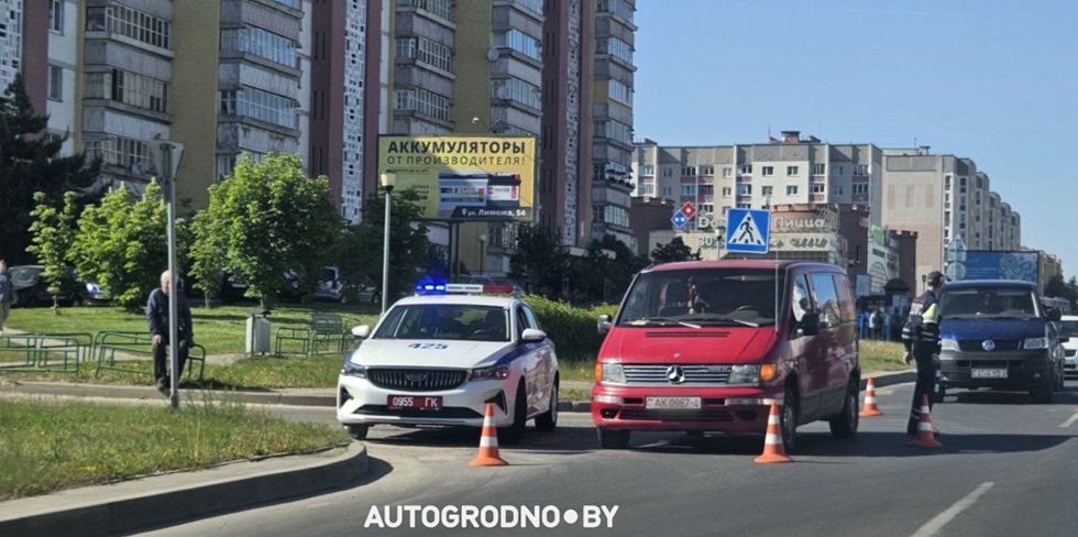 Девочка в Гродно перебегала дорогу по "зебре" и попала под колеса буса. Следователи устанавливают очевидцев ДТП