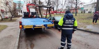 В Гродно прошел рейд по эвакуации транспорта. Когда автомобиль может отправиться на штрафстоянку?