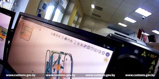 На границе пассажирка автобуса не задекларировала слиток золота и золотые монеты. Штраф составил 19 тысяч рублей