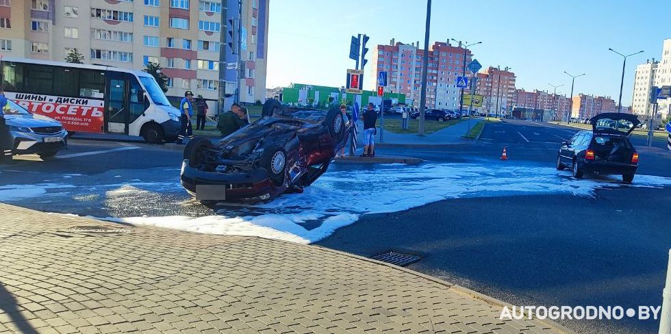 Есть видео! Жители Ольшанки сегодня утром прильнули к окнам. На известном перекрестке на крыше лежал автомобиль