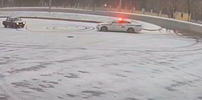 Водитель устроил дрифт по свежему снегу. Но неожиданно появились сотрудники ГАИ
