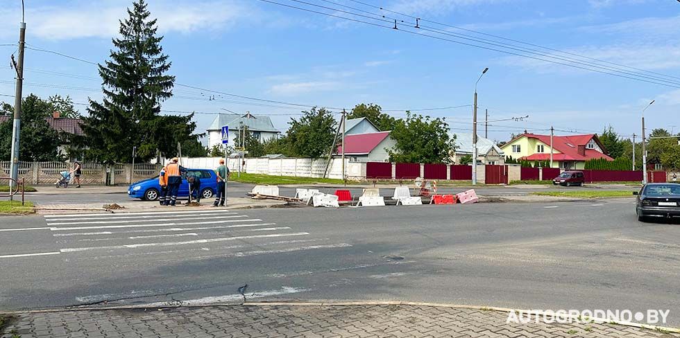 В Гродно закрывают популярный разворот/проезд на улице Горького. Это здесь водители порой путаются, какой стороной разъезжаться