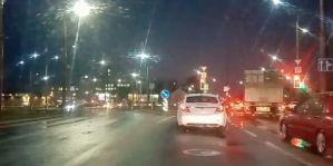 "30 минут стояли в пробке у кольца филармонии". Милиция Гродно спрашивает, нужен ли на кольце регулировщик