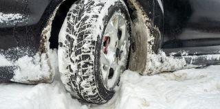 Хотел угнать автомобиль, но застрял в сугробе – таков финал прогулки 23-летнего парня